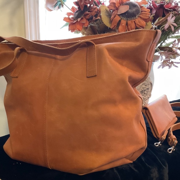 ABLE XL COGNAC COLORED Shoulder Bag w/Matching Wallet - Picture 4 of 9